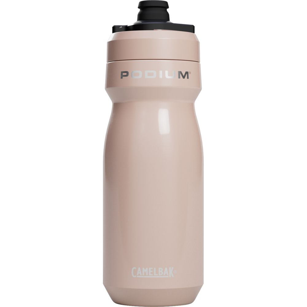 Eine rosafarbene Camelbak Trinkflasche mit schwarzem Deckel steht auf weißem Grund.