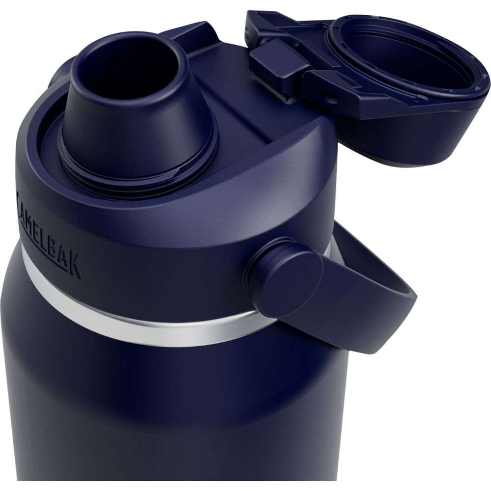 Dunkelblaue Camelbak-Flasche mit offenem Deckel und Trinkstutzen.