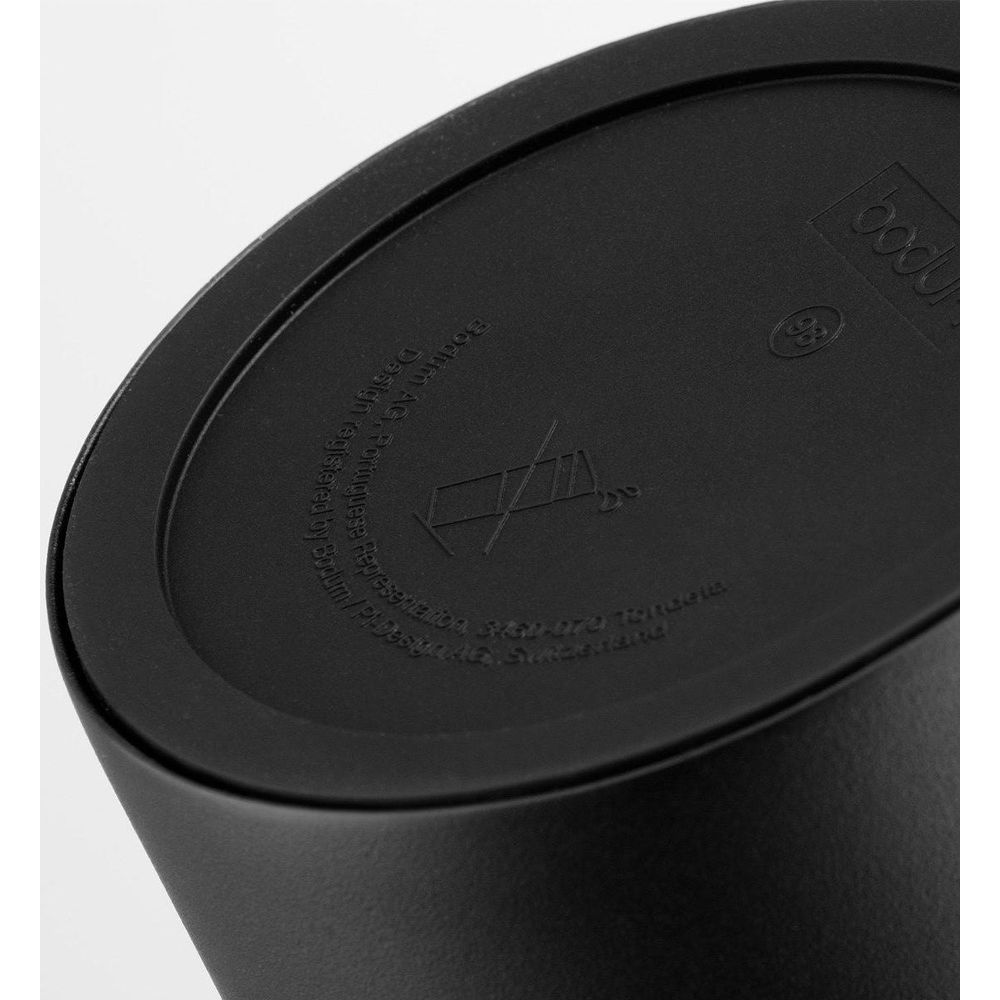 Schwarzer Behälterboden mit Bodum-Logo und Designinformationen.
