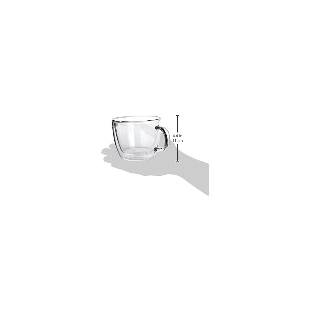 Eine Hand hält einen doppelwandigen Glasbecher mit Henkel, 11 cm hoch.