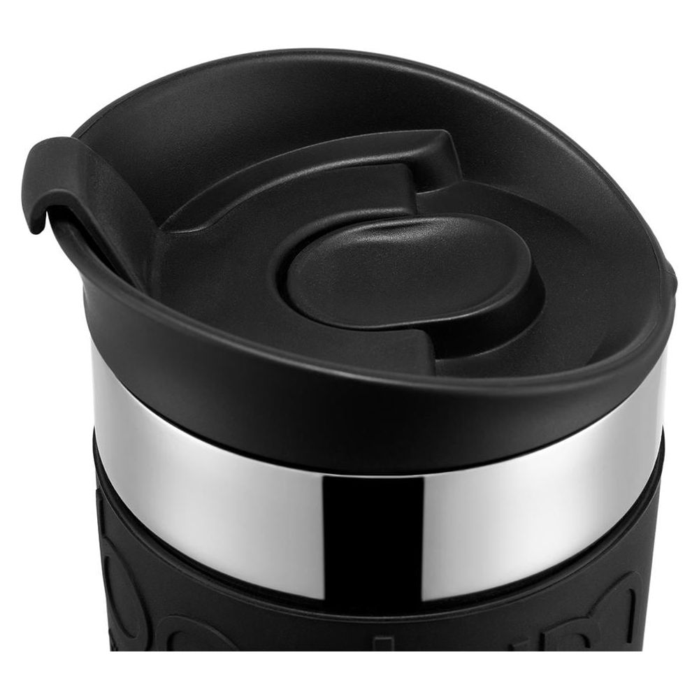 Schwarzer Thermobecher mit silbernem Band und Klappdeckel.