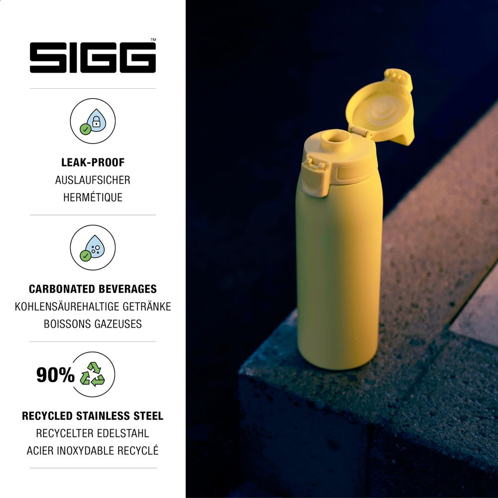 Gelbe SIGG-Flasche mit offenem Deckel auf Steinstufen.