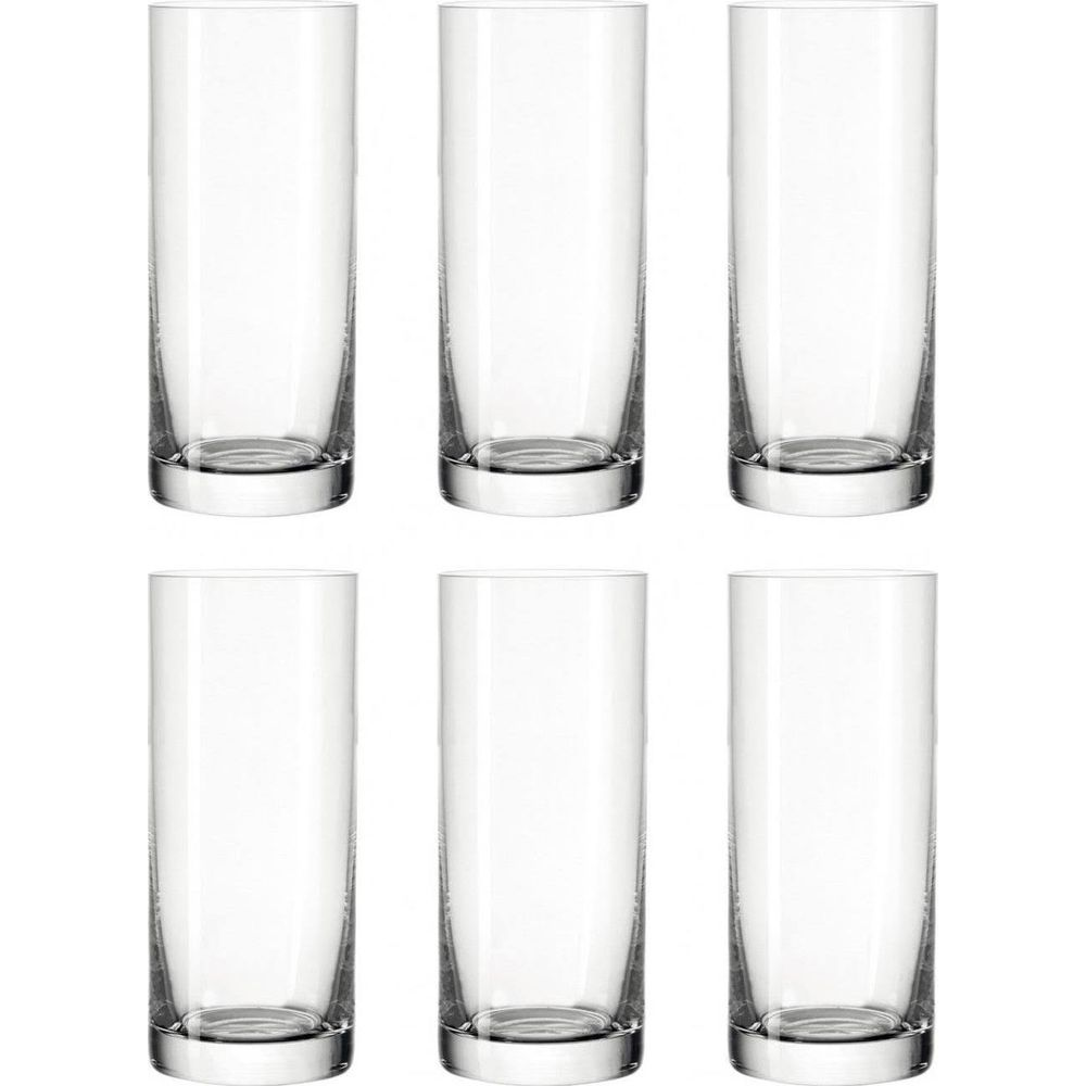 Sechs leere, hohe, klare Glasbecher auf weißem Hintergrund.