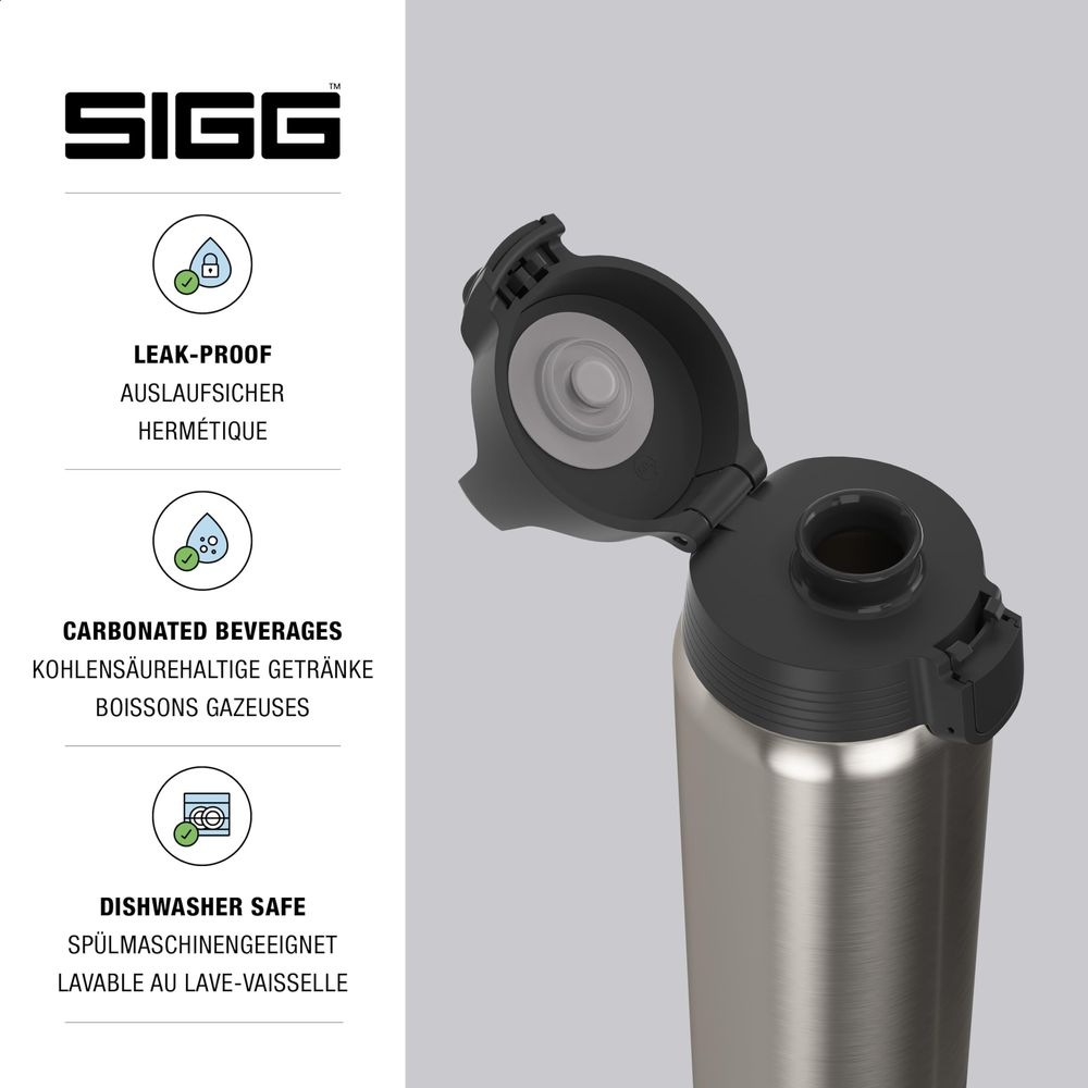 Silberne SIGG-Flasche mit geöffnetem schwarzem Deckel. Merkmale sind auslaufsicher, für kohlensäurehaltige Getränke, spülmaschinenfest.