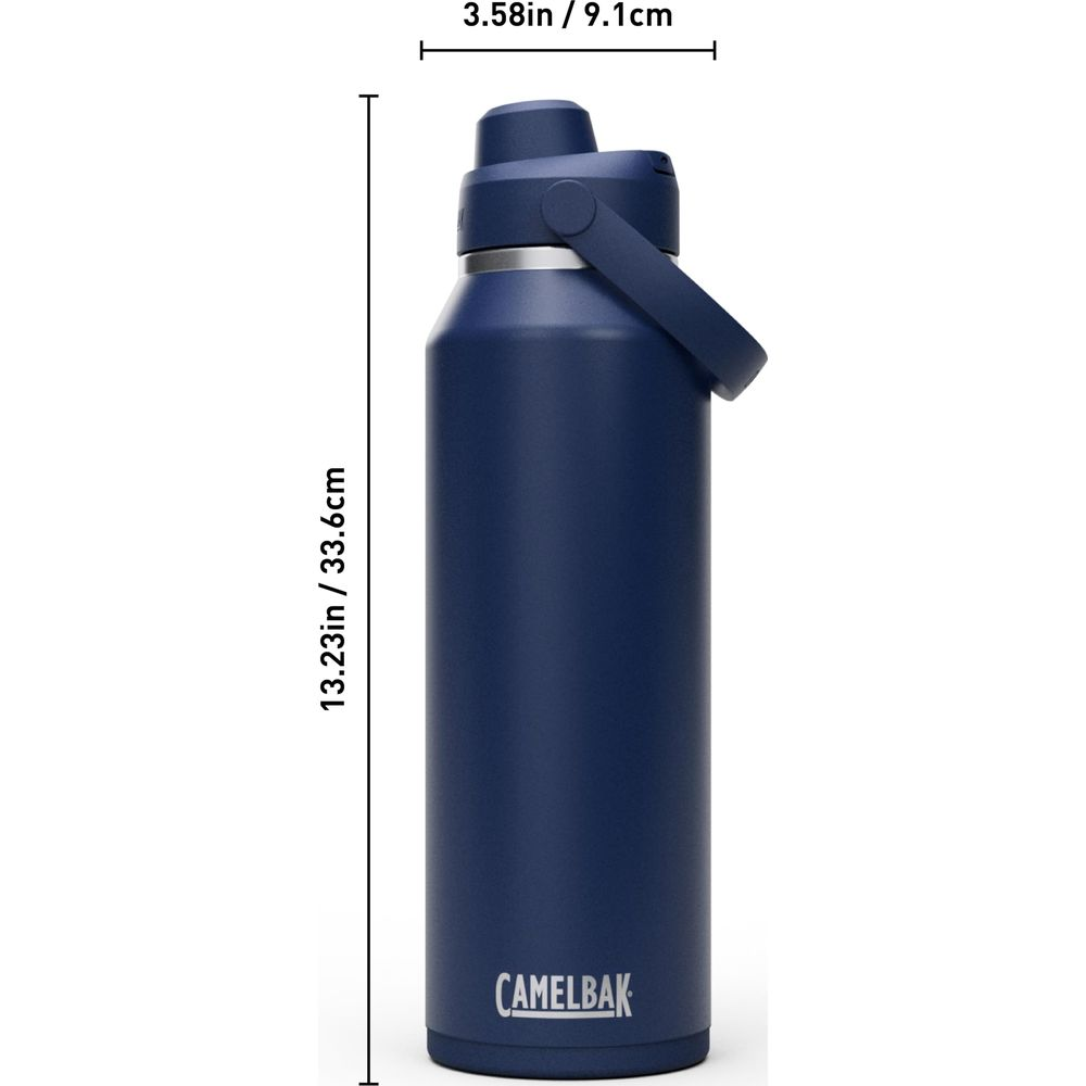 Eine dunkelblaue Camelbak-Flasche mit Henkel und Messungen daneben.