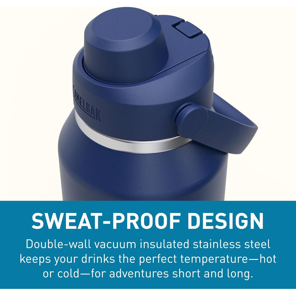 Dunkelblaue CamelBak-Flasche mit silbernem Ring und Henkel. Sweat-Proof.