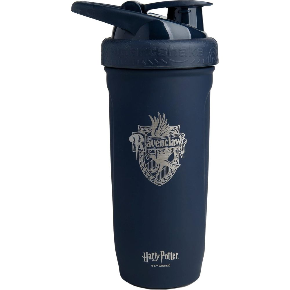 Dunkelblauer Becher mit Ravenclaw-Wappen und Harry Potter-Logo.