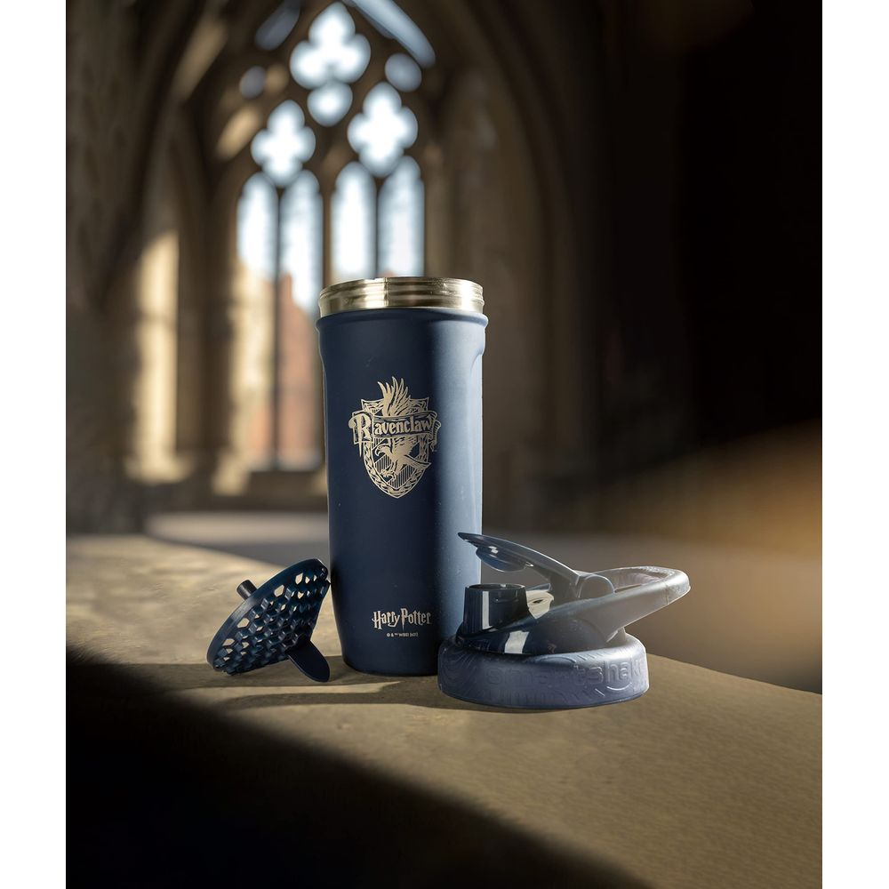 Dunkelblauer Becher mit Ravenclaw-Logo, Deckel und Sieb daneben.