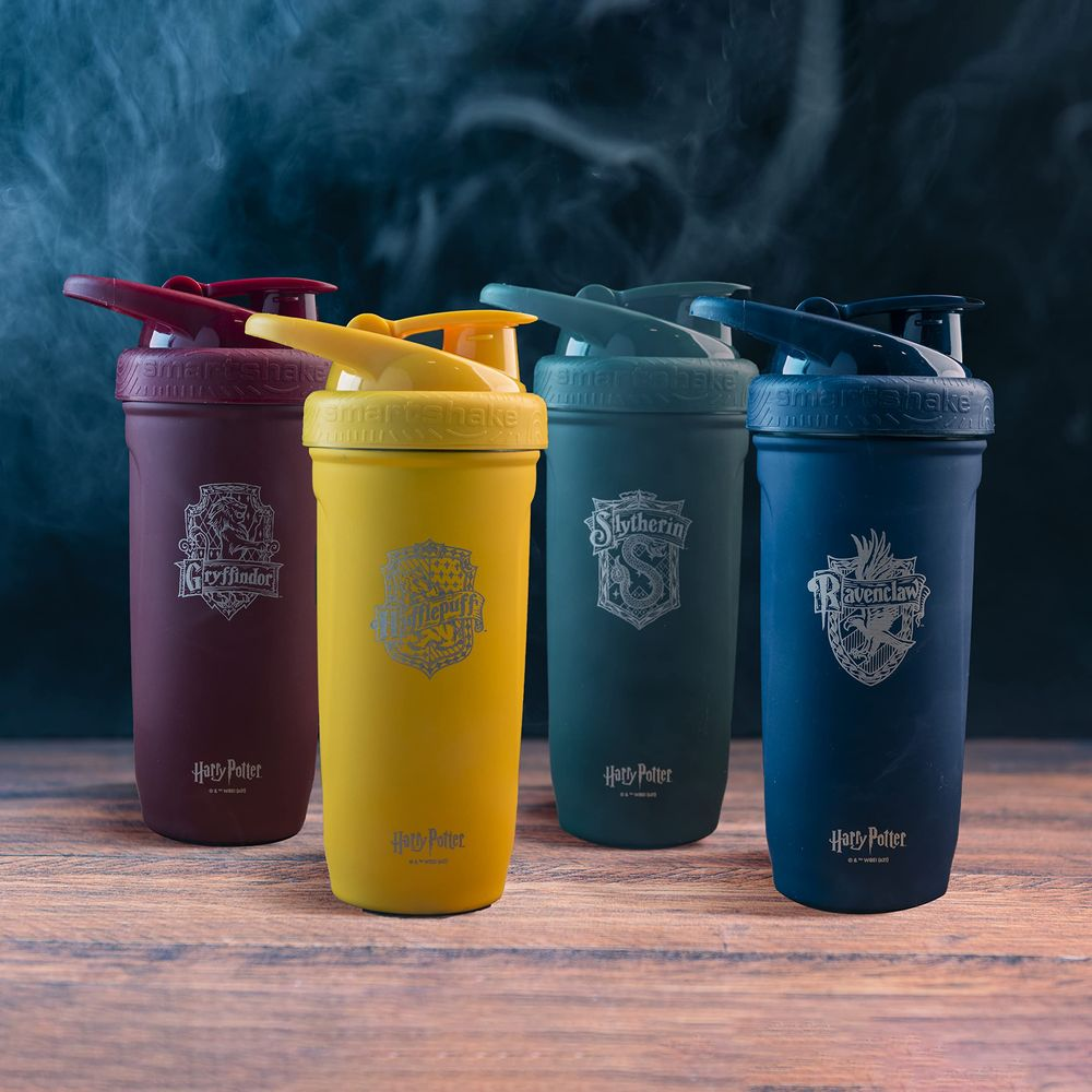 Vier Harry Potter Shaker in Hausfarben: Gryffindor, Hufflepuff, Slytherin, Ravenclaw.