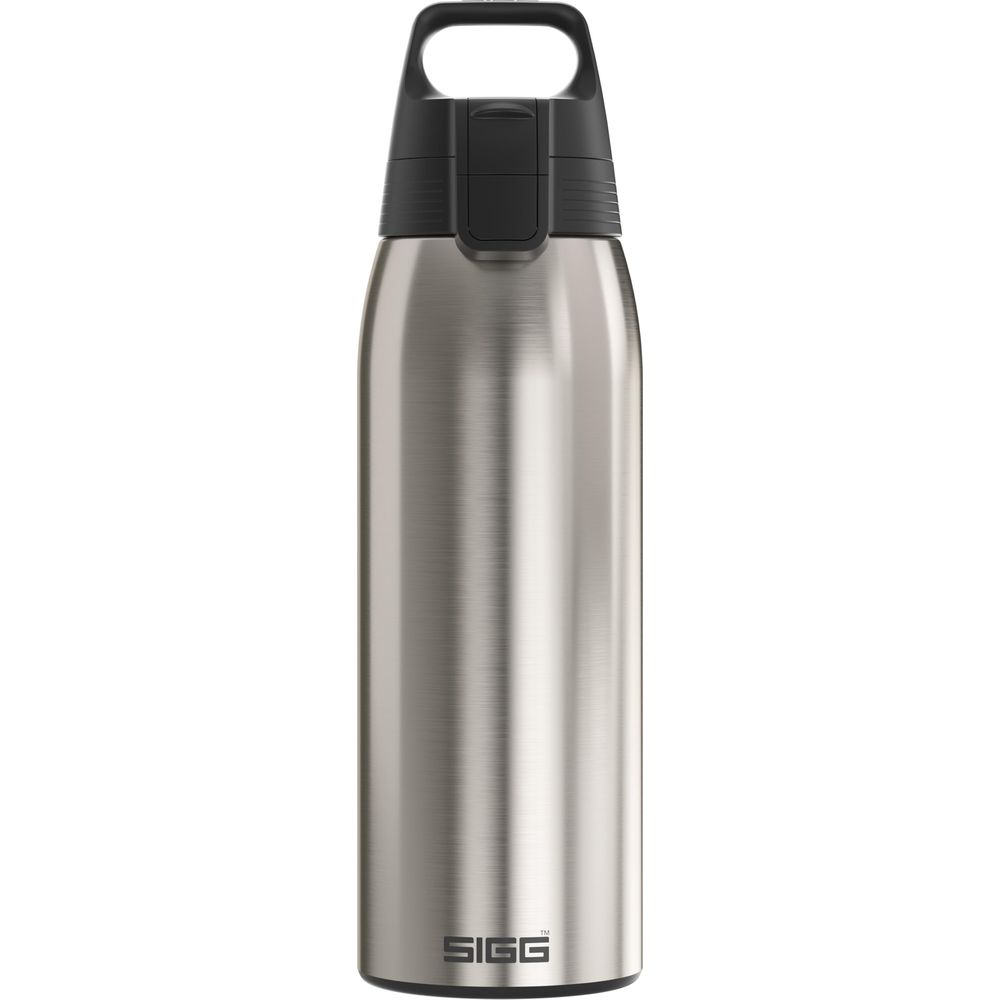 Silberne SIGG Trinkflasche mit schwarzem Deckel und Henkel.