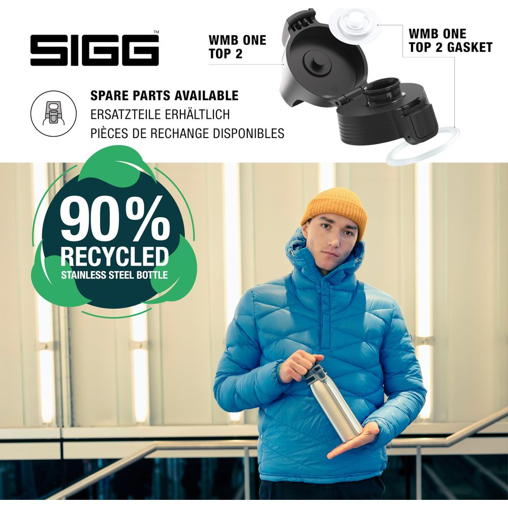 Mann in blauer Jacke hält SIGG-Flasche; 90% recyceltes Logo.