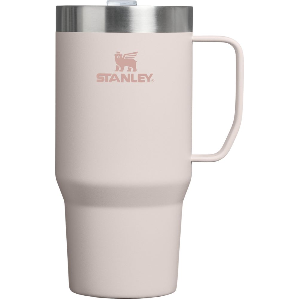 Ein heller rosa Stanley Becher mit silbernem Deckel und Griff.