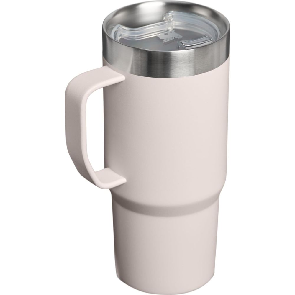 Ein heller Becher mit Griff und silbernem Deckel.