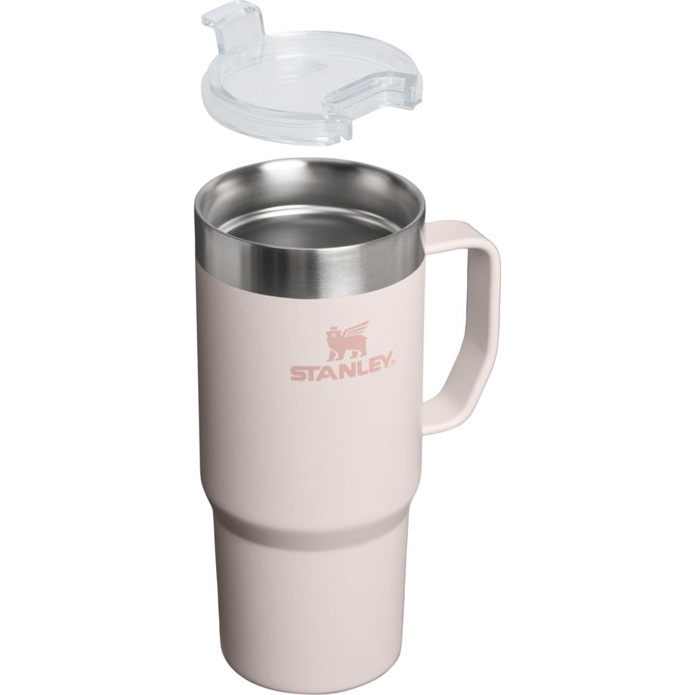 Ein heller, rosafarbener Stanley-Becher mit Henkel und offenem Deckel.