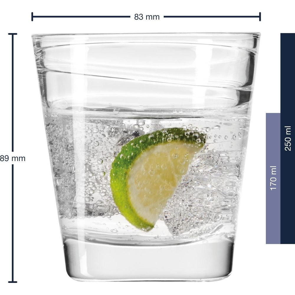 Ein Glas mit kohlensäurehaltigem Wasser und einer Limettenscheibe