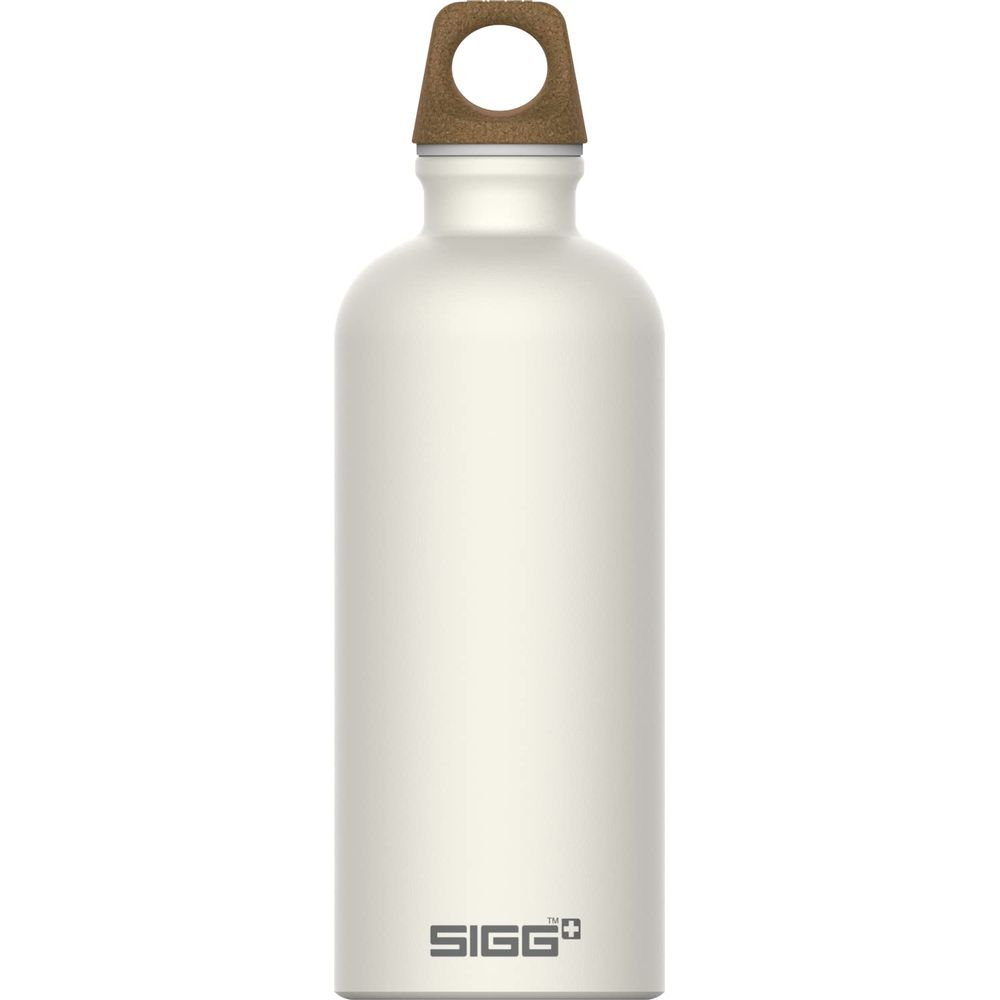 Eine weiße SIGG-Flasche mit einem korkfarbenen Griff und Deckel.