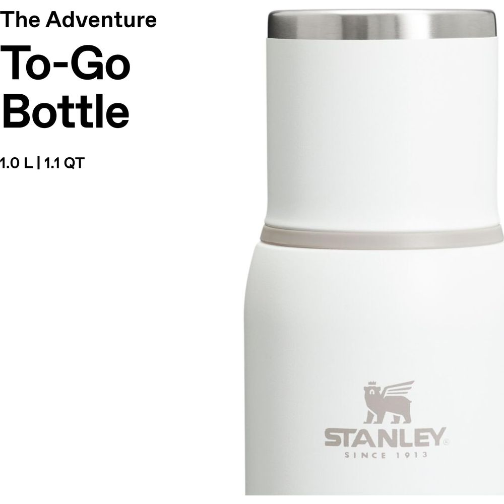 Weiße Stanley-Flasche mit silbernem Deckel und Logo.