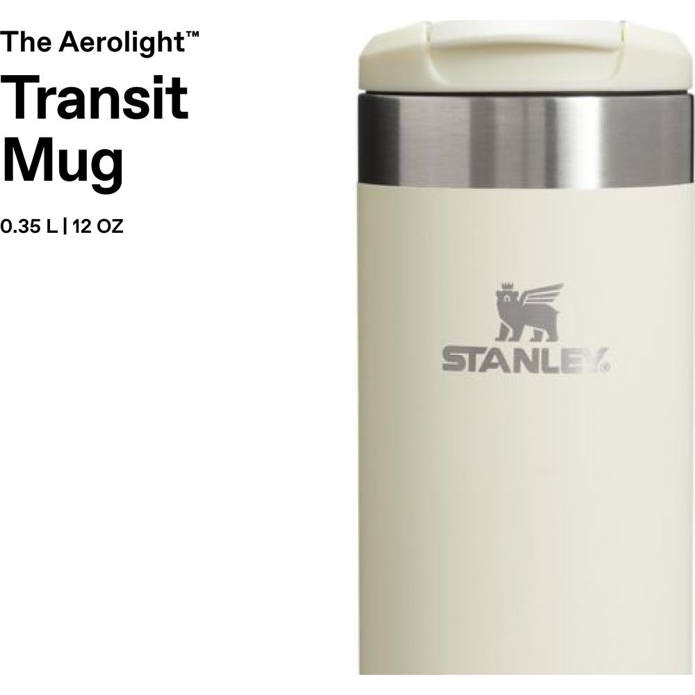 Ein cremefarbener Stanley Transit Becher mit silbernem Deckel und Logo.