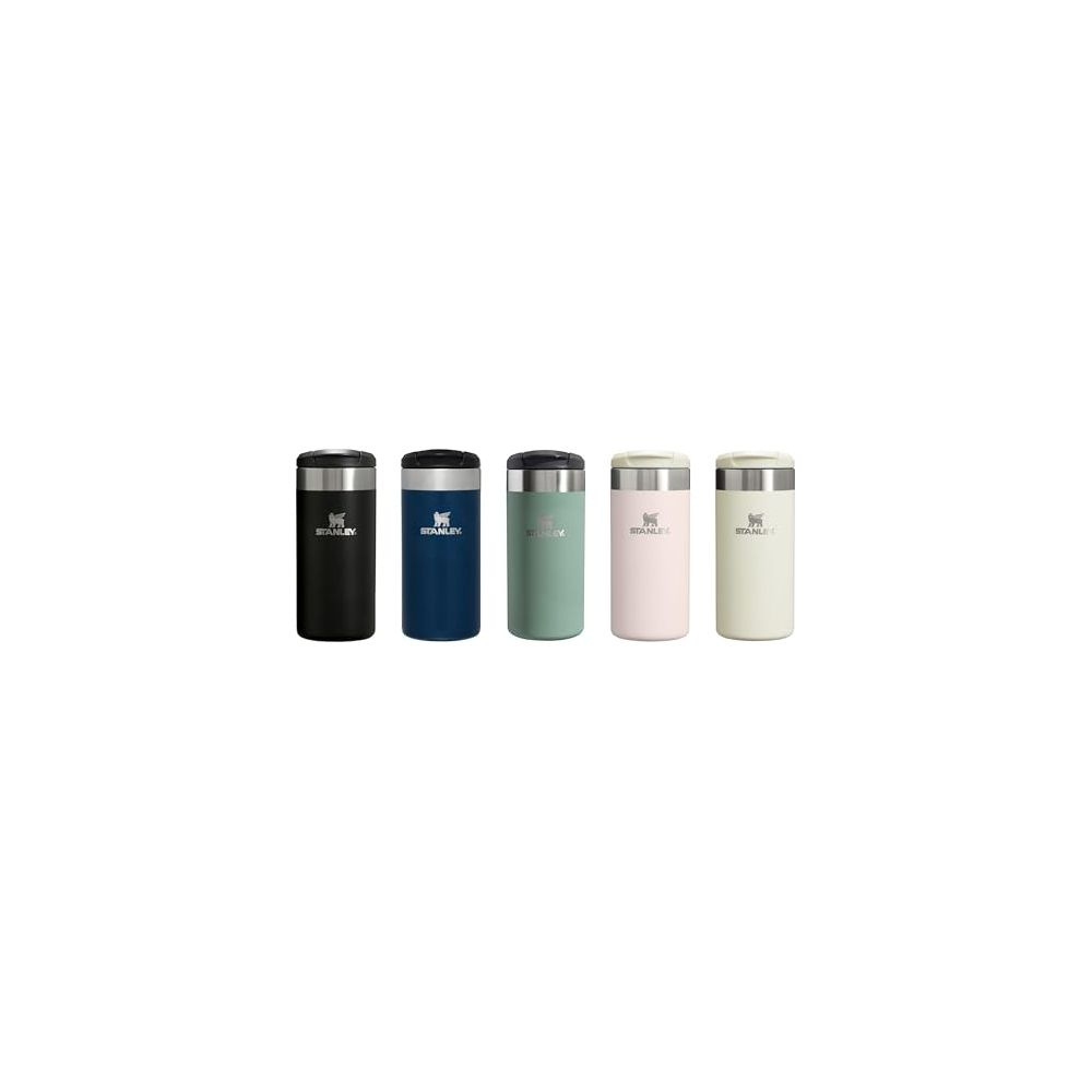Fünf farbige Stanley-Becher: schwarz, marineblau, grün, pink und cremefarben.