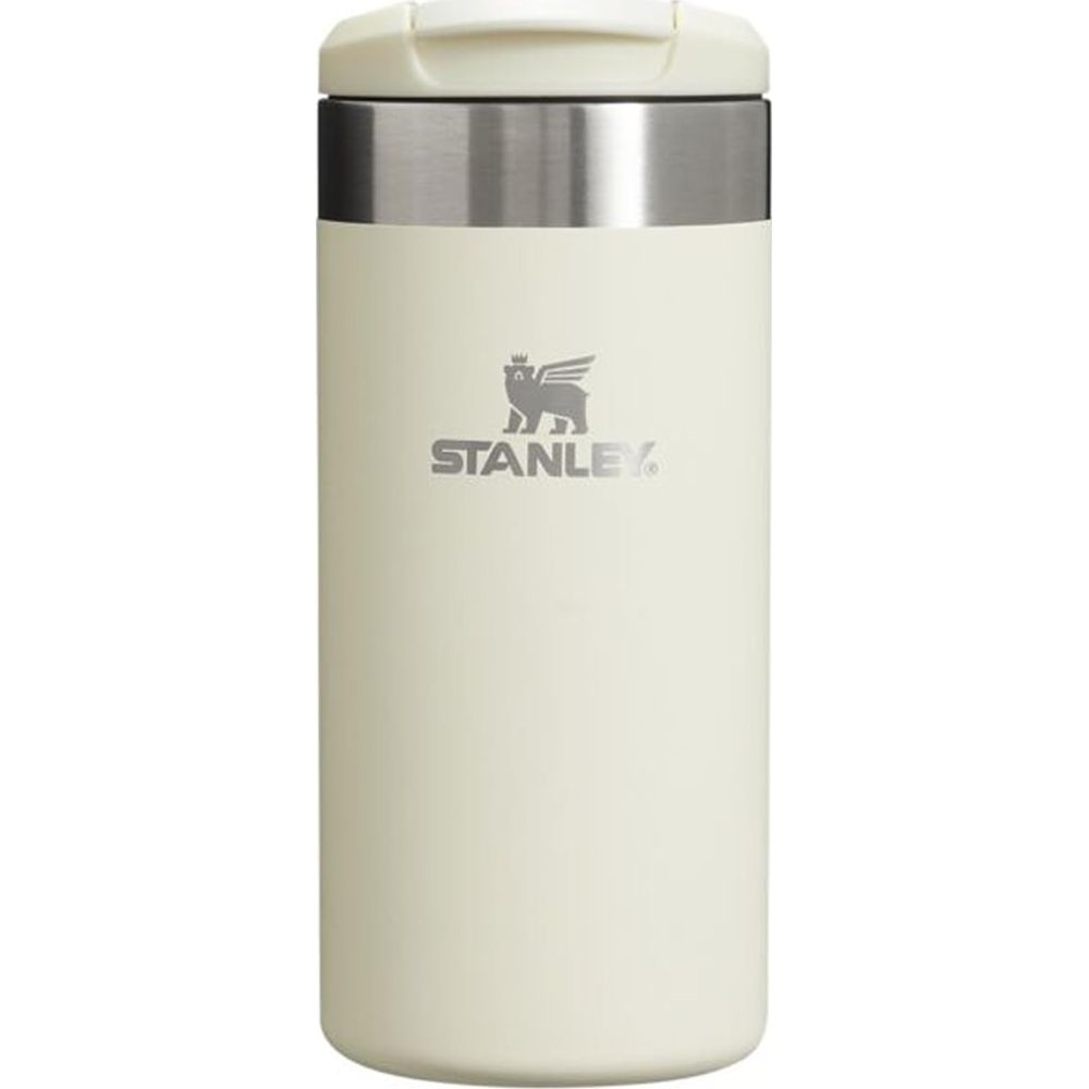 Eine cremefarbene Stanley-Thermoskanne mit silbernem Streifen und Logo.