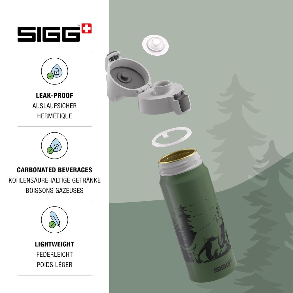 Grüne SIGG-Flasche mit Waldmotiv, zerlegter Deckel und ein Siegel.