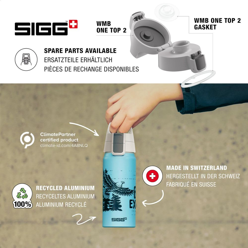 Eine Hand hält eine blaue SIGG-Flasche mit Adler-Design. Ersatzteile sind verfügbar.