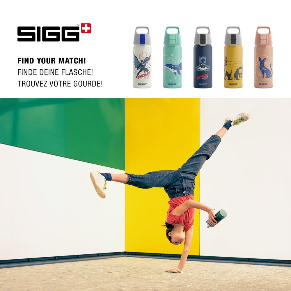 Ein Kind macht einen Handstand vor einer bunten Wand mit SIGG-Flaschen.