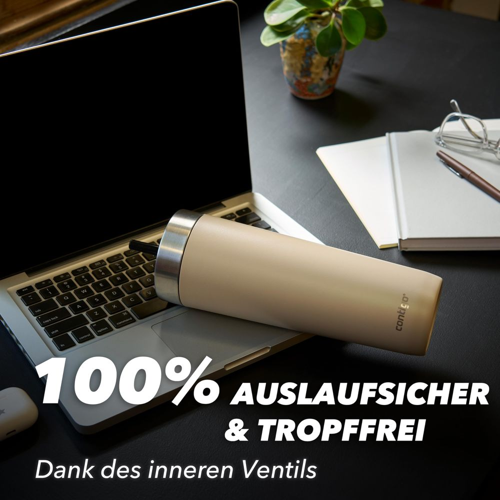 Beiger Becher mit Metallrand auf Laptop, Notizbuch und Brille auf Schreibtisch.