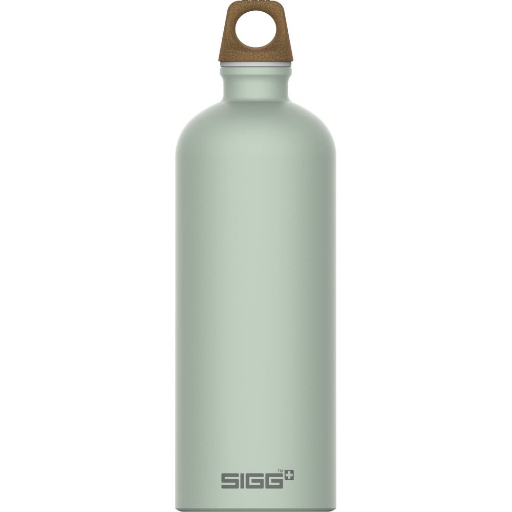 Eine hellgrüne SIGG-Flasche mit braunem Henkel oben.