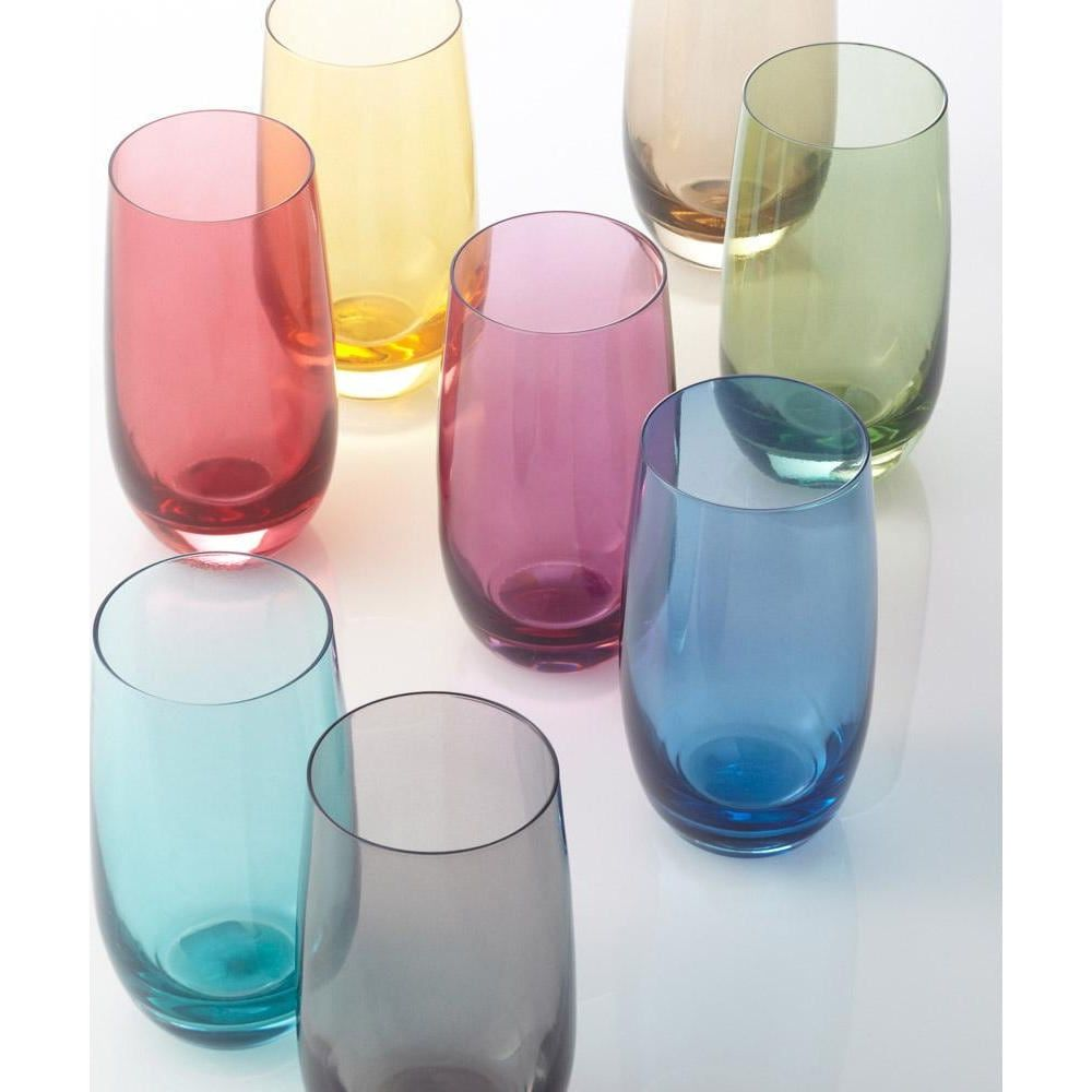 Mehrere bunte Glasbecher in verschiedenen Farben, auf einer weißen Oberfläche.