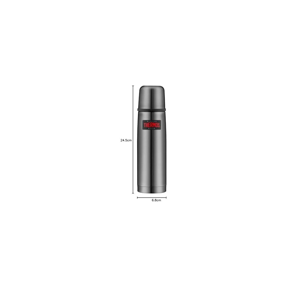 Silberfarbener Thermosbehälter mit rotem Logo. Maße: 24,5 cm hoch, 6,8 cm breit.