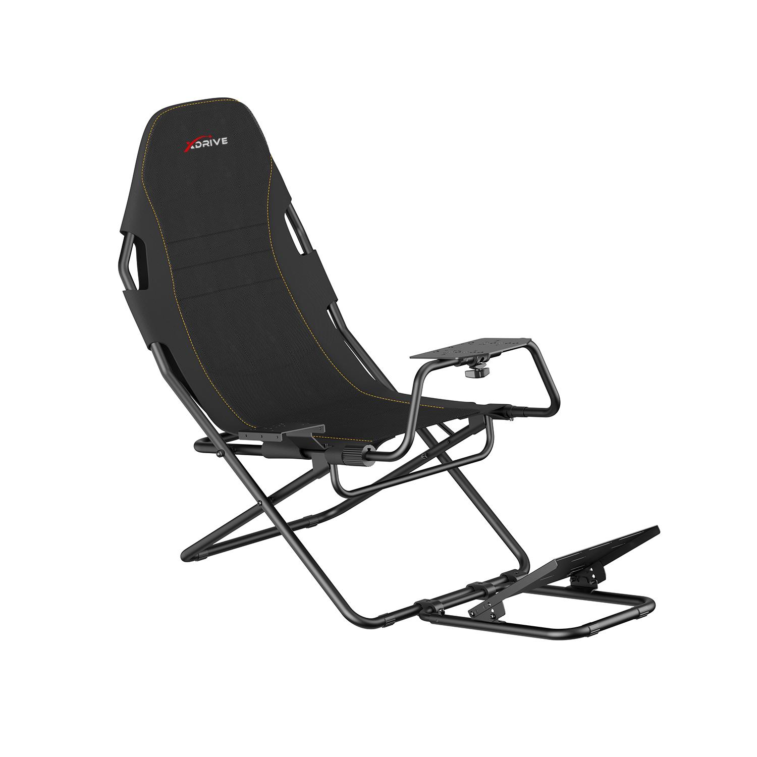 Sarı dikişli, kolçaklı ve pedallı siyah yarış koltuğu.