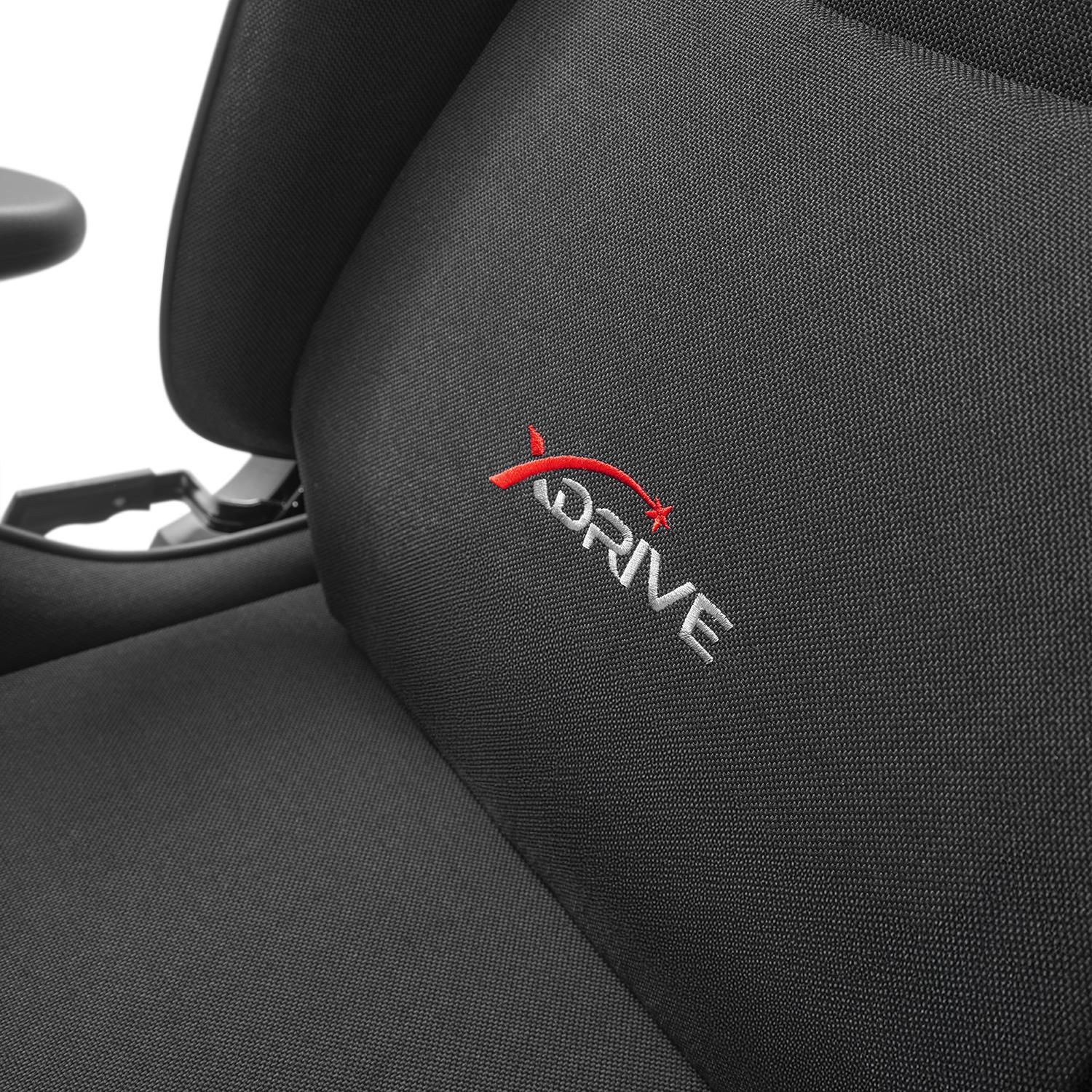 Kırmızı 'DRIVE' logolu siyah araba koltuğu. Yakın çekim.