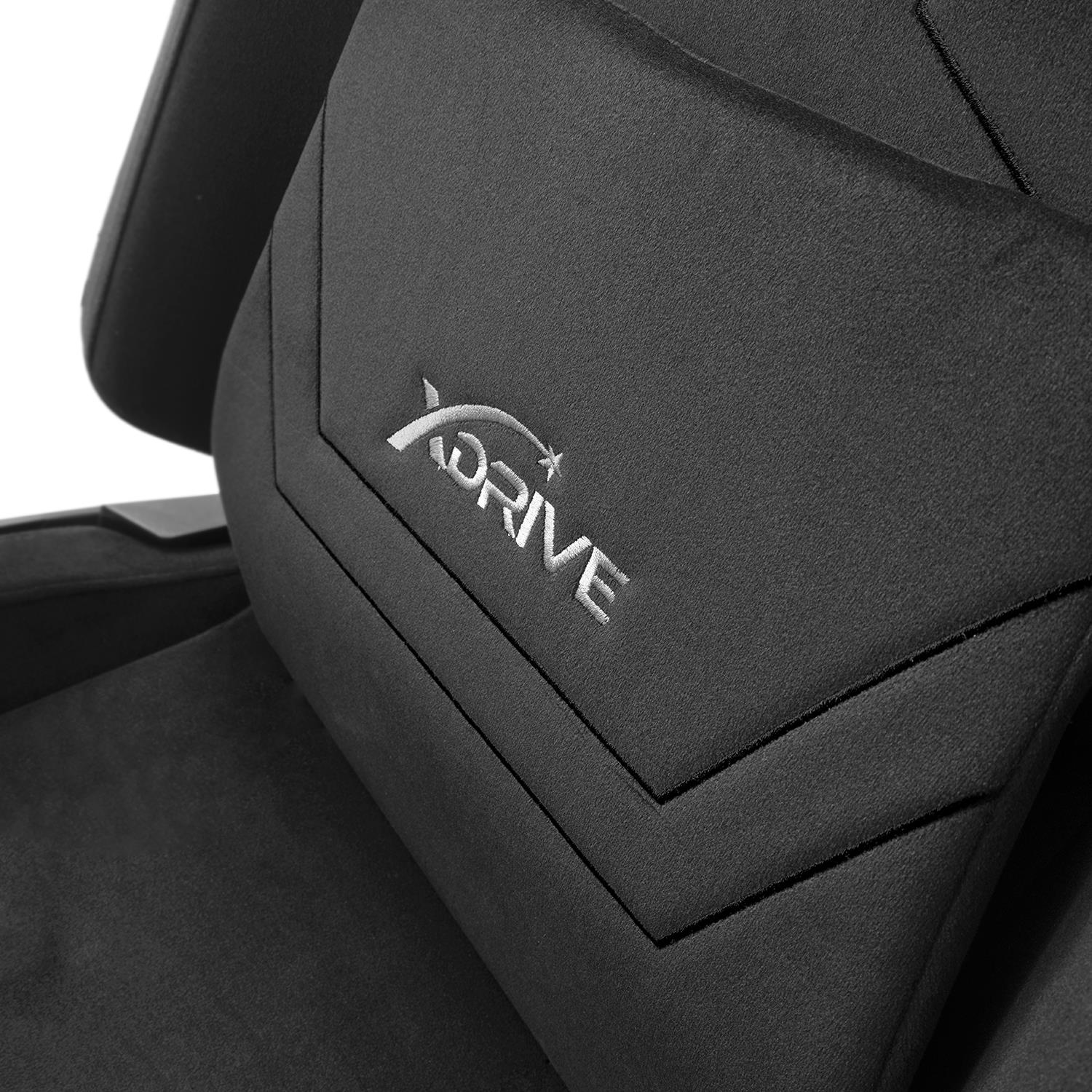 Siyah sandalyede XDRIVE logosu bulunur.