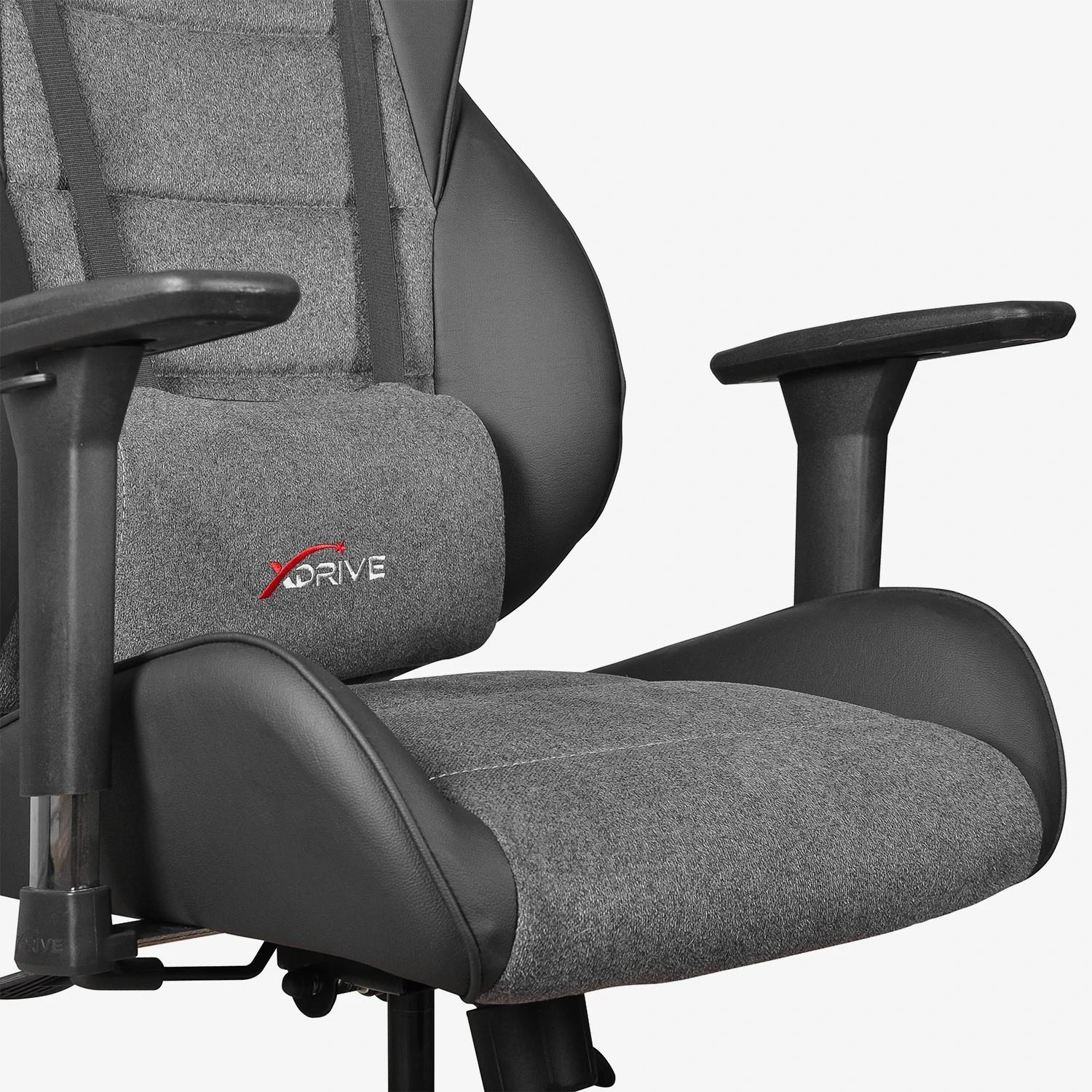 Siyah deri ve kırmızı XDRIVE logolu gri ofis koltuğu.