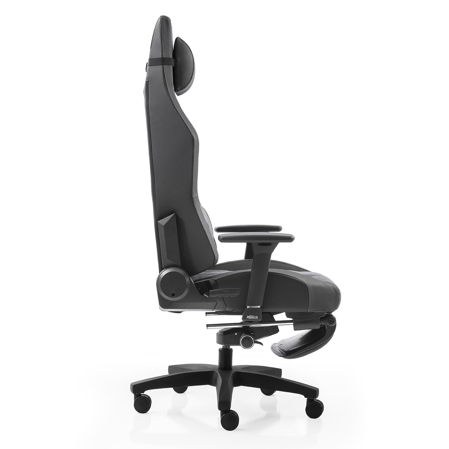 Tekerlekli, baş destekli ve açılabilir ayaklıklı siyah ofis koltuğu.