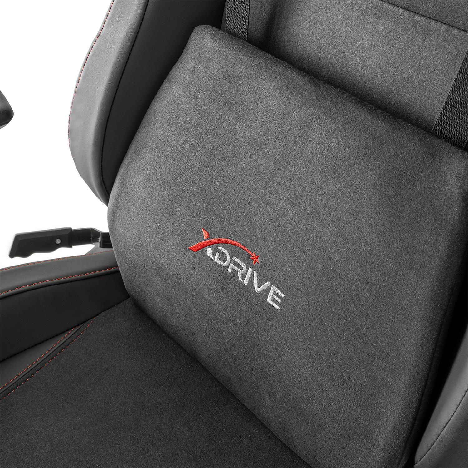 Siyah sandalyede kırmızı "XDRIVE" logolu gri bel yastığı.