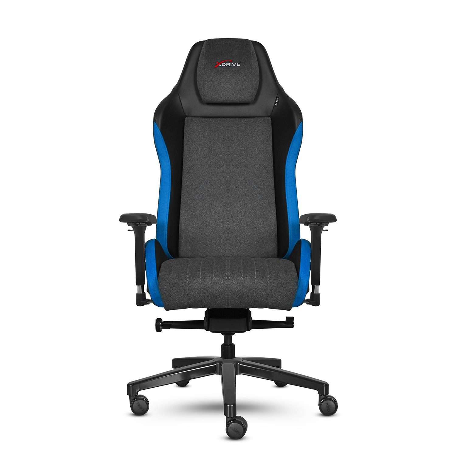 Beyaz arka plan üzerinde gri ve mavi vurgulu siyah ofis koltuğu.
