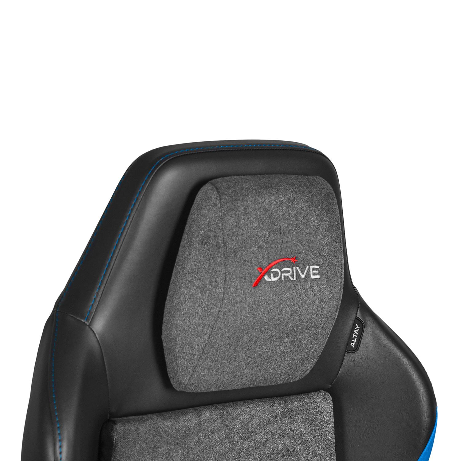Mavi dikişli siyah deri kenarlı gri kumaş koltuk, DRIVE logosu.