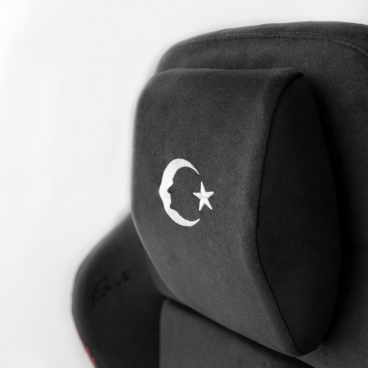 Sandalye parçası, beyaz hilal ve yıldız sembollü siyah yastık.
