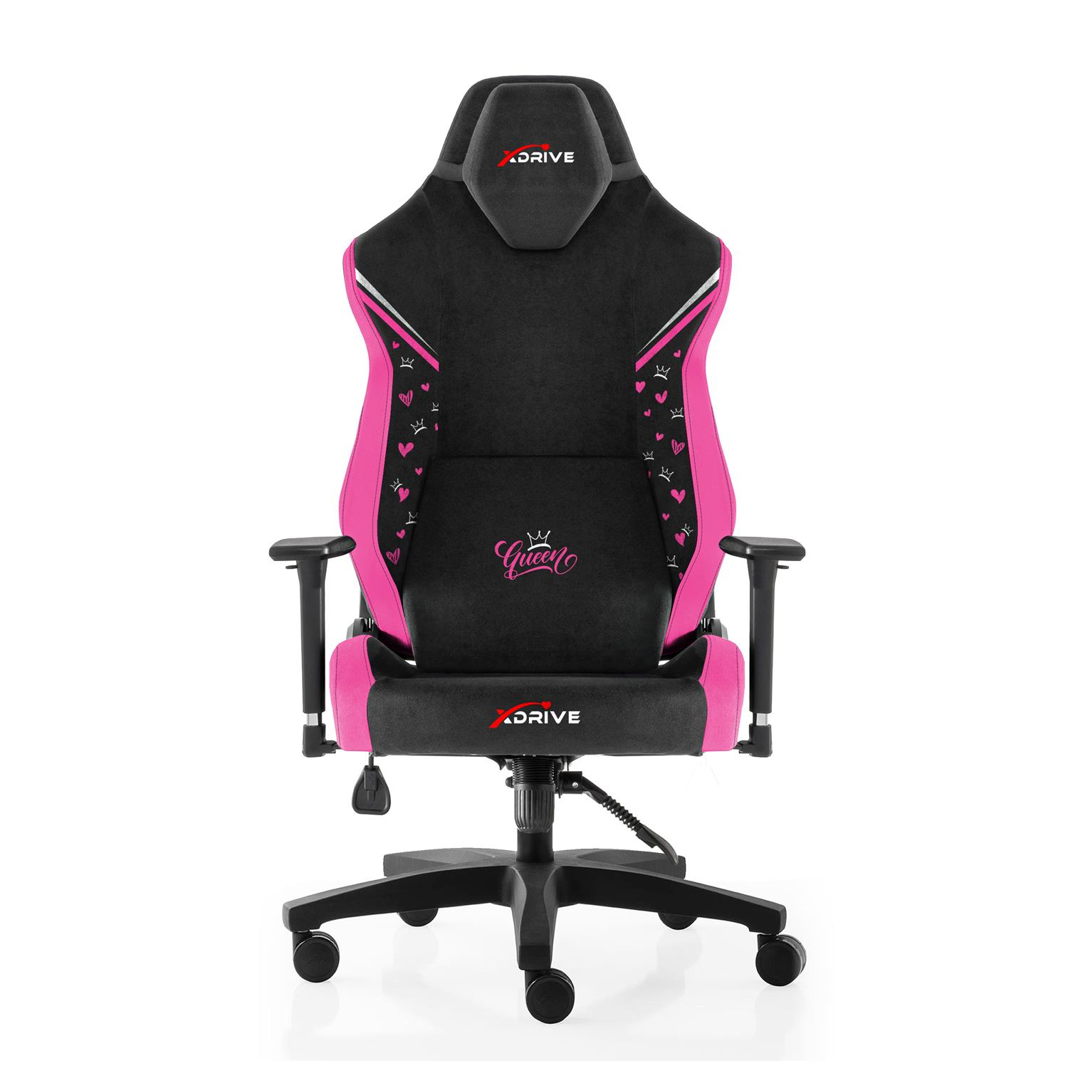 Pembe vurgulu ve kalp desenli siyah oyuncu koltuğu. Üzerinde 'Queen' logosu var.