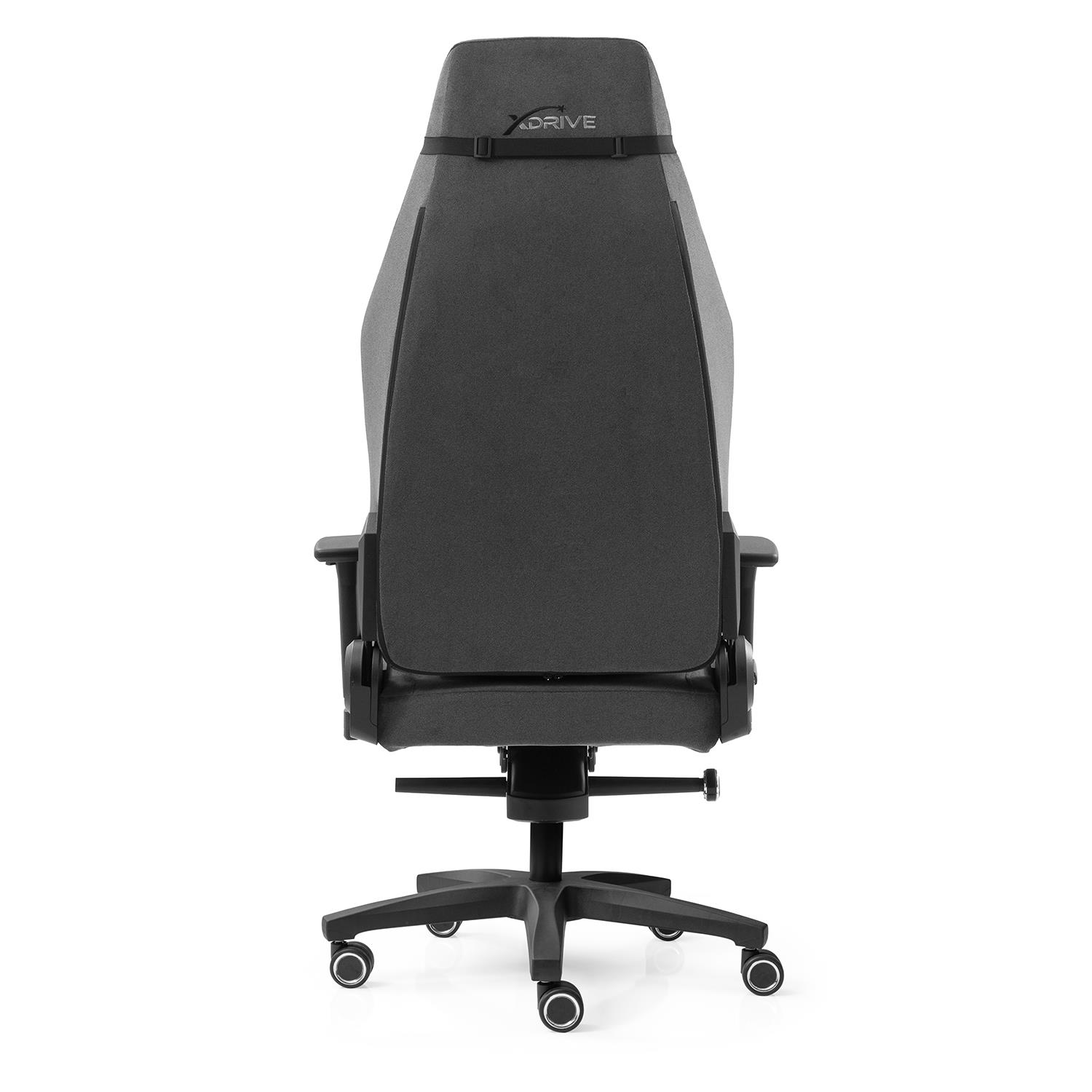 Tekerlekli koyu renkli ofis koltuğu, arkadan görünüm.