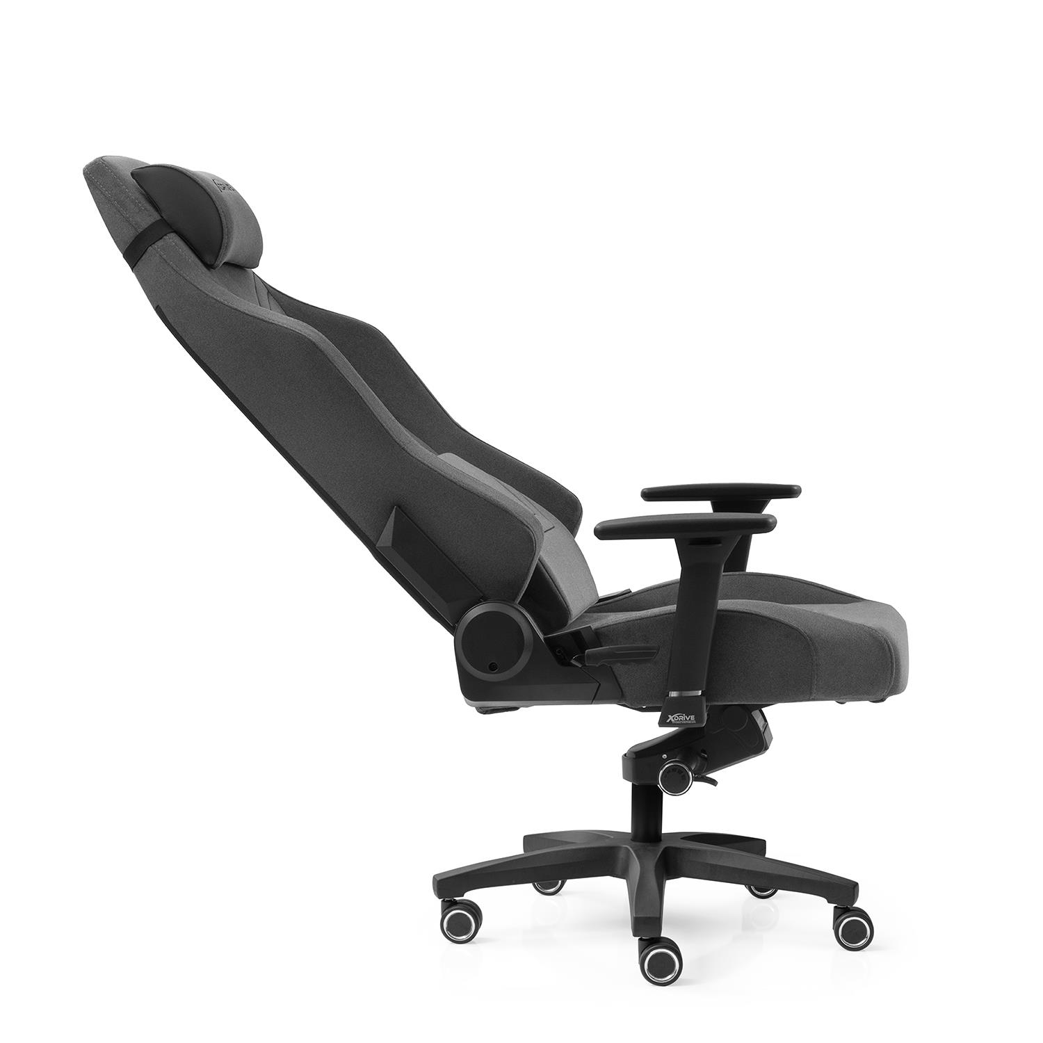Gri ergonomik oyuncu koltuğu beyaz arka plana karşı yandan gösteriliyor.