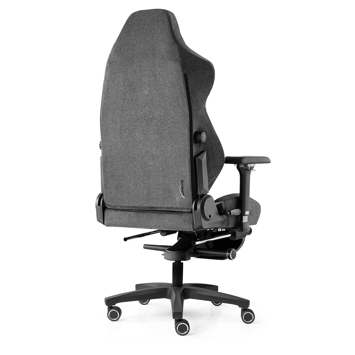 Ayarlanabilir kolçaklı ve tekerlekli tabanlı gri ergonomik ofis koltuğu.
