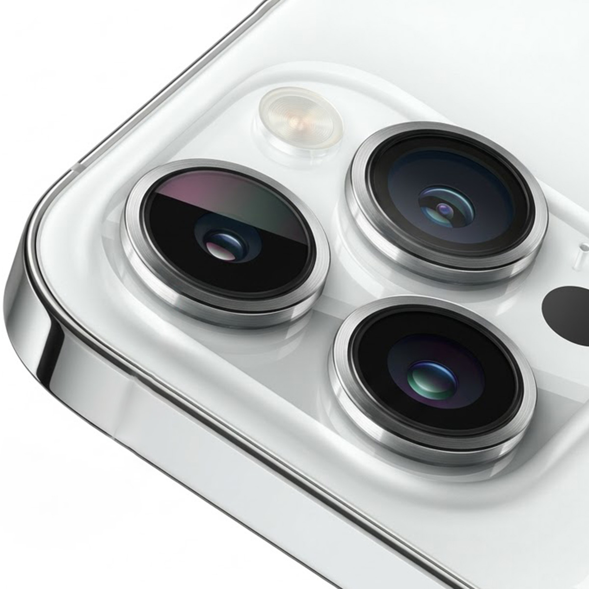 Close-up van een witte smartphone camera module met drie lenzen.