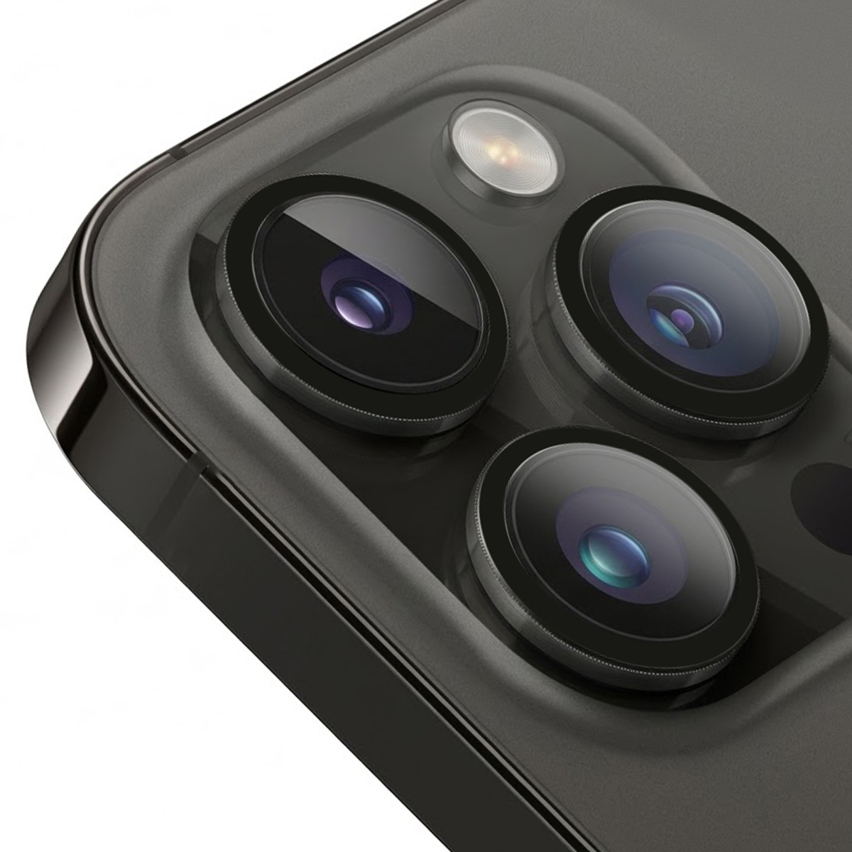 Tre obiettivi della fotocamera e un flash su uno smartphone scuro.