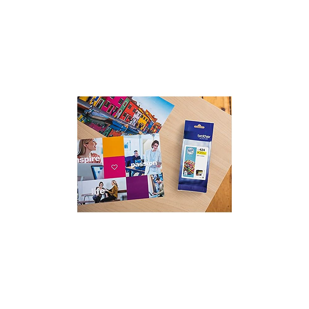 Kolorowe zdjęcia i opakowanie wkładu atramentowego Brother na drewnianym stole.