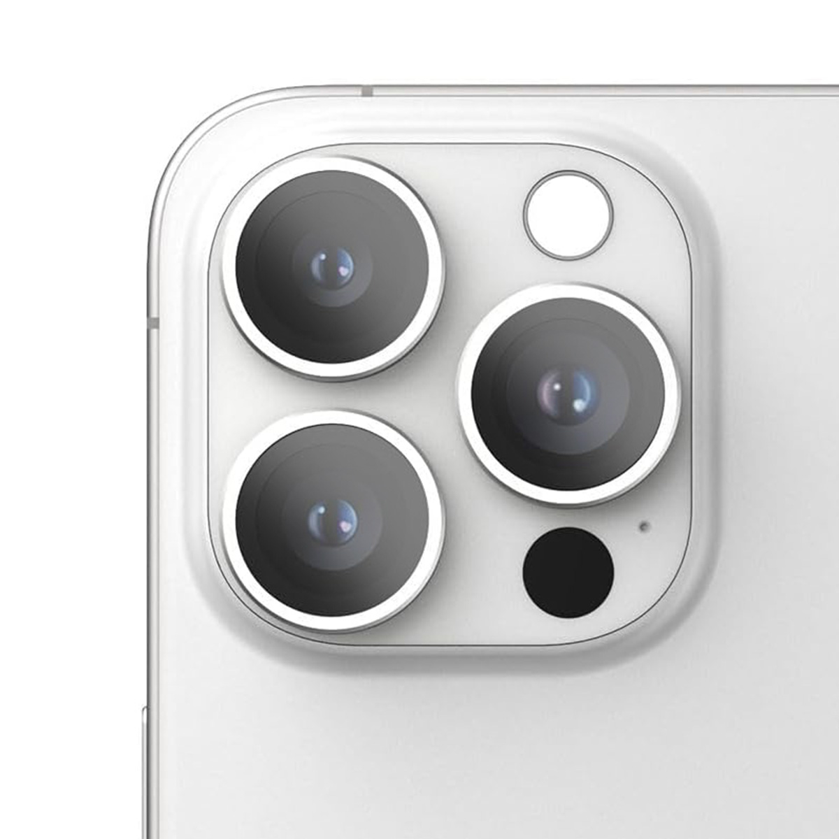 Primo piano di tre obiettivi della fotocamera e flash su uno smartphone bianco.