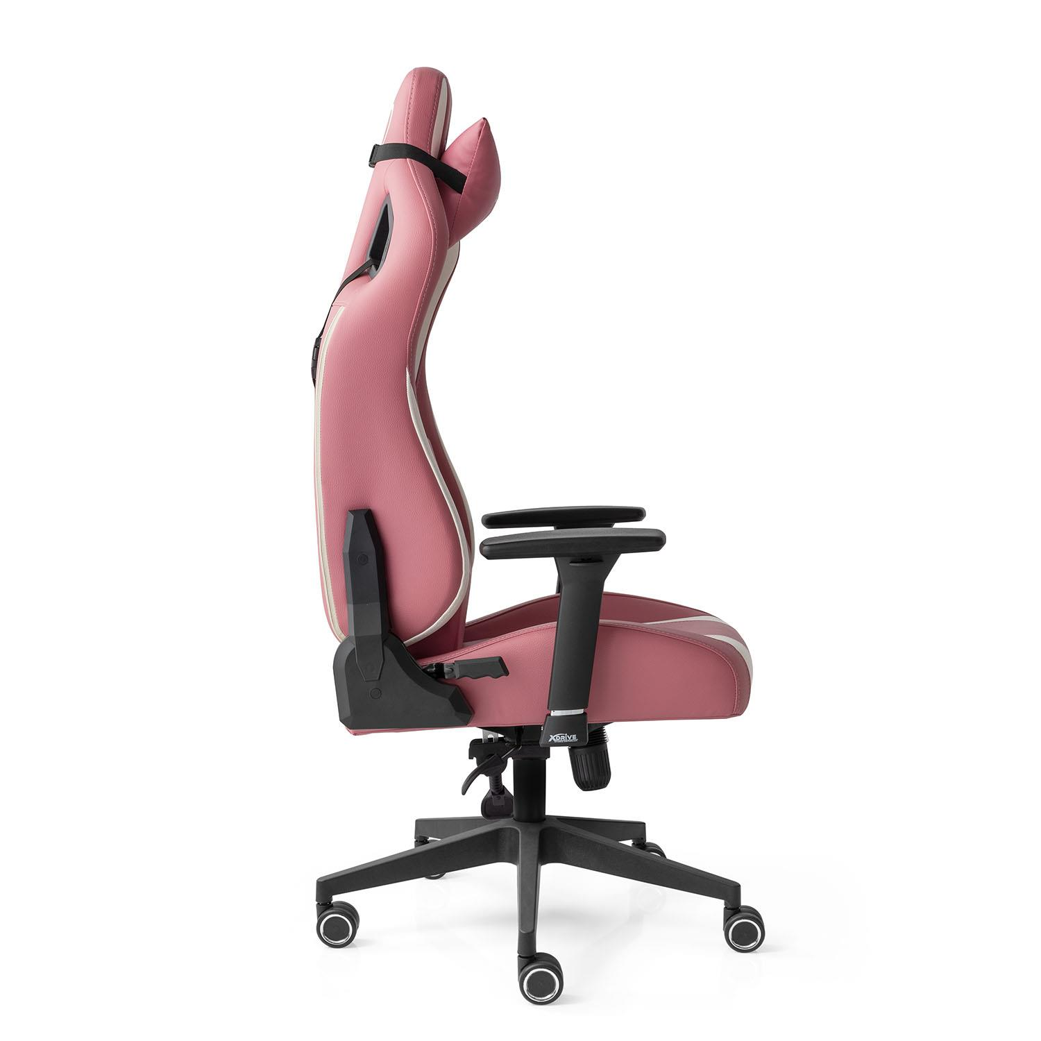 Siyah aksanlı, pembe bir oyuncu koltuğu ve tekerlekleri.