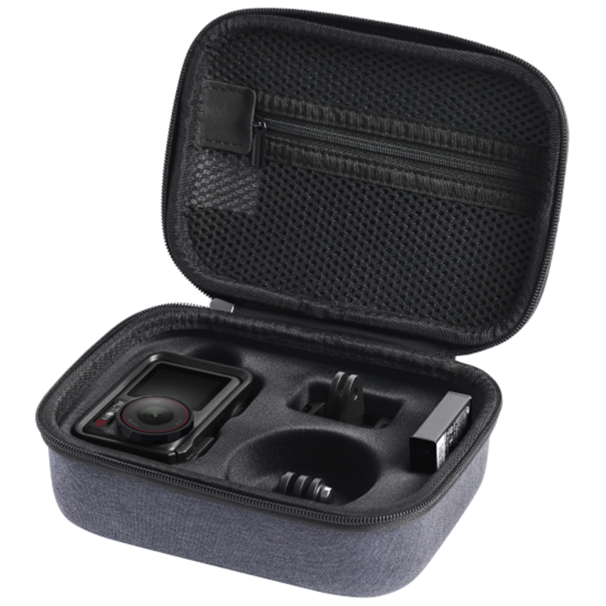 Otwarta szara torba na aparat z kamerą akcji, baterią i mocowaniami.